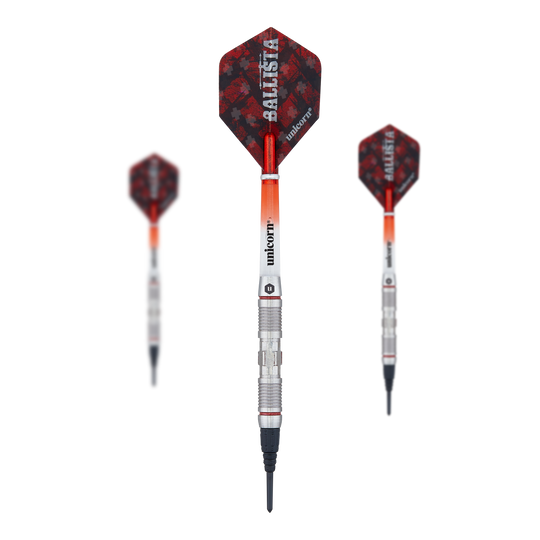 Unicorn Ballista Style 2 soft darts Das Bild zeigt drei Softdarts des Produkts 'Unicorn Ballista Style 2'. Die Darts haben silberne Schäfte und rote Flights mit dem Aufdruck "Ballista".