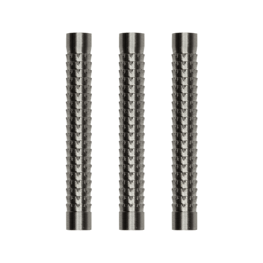 MC17_McDart_Giga_Grip_2_Barrels_1HUrlpZ0kZ1Kvl Das Bild zeigt drei Metall-Barrels mit einer geriffelten Oberfläche, die zum McDart Giga Grip 2 Barrel gehören. Sie sind nebeneinander auf einem neutralen Hintergrund angeordnet.