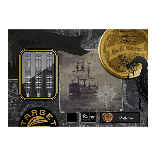 Das Bild zeigt die Verpackung der "Target Japan Black Marque Draco GEN2 Steeldarts". Auf der Verpackung sind die Darts, ein altes Segelschiff und ein goldener Münzmotiv zu sehen.