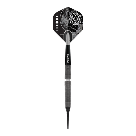 Winmau Callisto 03 soft darts - 20g Das Bild zeigt einen Winmau Callisto 03 Softdart mit einem Gewicht von 20 Gramm. Der Dart ist schwarz und silber und hat eine auffällige Flight-Grafik mit geometrischem Muster.