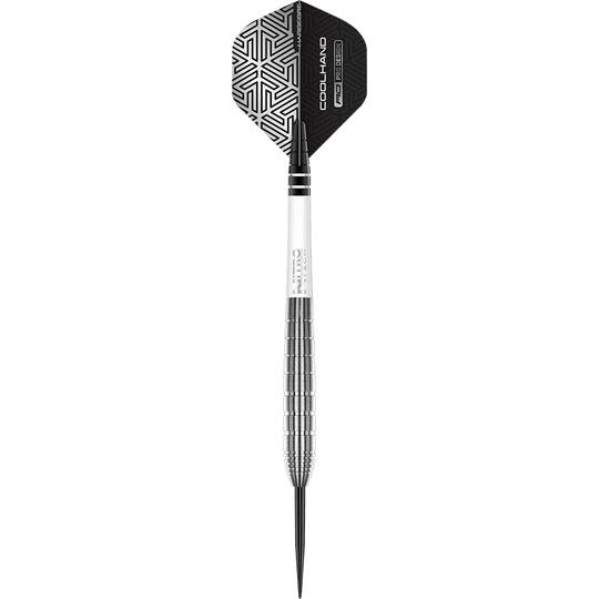 RD2503_Red_Dragon_Luke_Humphries_TX1_Steeldarts_1GFQt6u0cbxkPZ Das Bild zeigt einen Red Dragon Luke Humphries TX1 Steeldart. Der Dartpfeil hat ein silbernes Griffstück und schwarze Flight-Flügel mit geometrischem Muster.