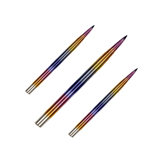 BU57614_BullsNL_Rainbow_Steeldartspitzen_35mm_1 Auf dem Bild sind drei bunte Steeldartspitzen zu sehen. Sie haben eine glänzende Regenbogenbeschichtung und sind parallel angeordnet.