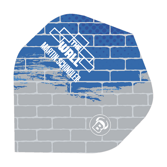 Das Bild zeigt ein Dartflight mit einem Mauer-Design in Blau und Grau. Auf dem Flight steht „THE WALL MARTIN SCHINDLER“ und das Bulls-Logo ist unten rechts zu sehen.