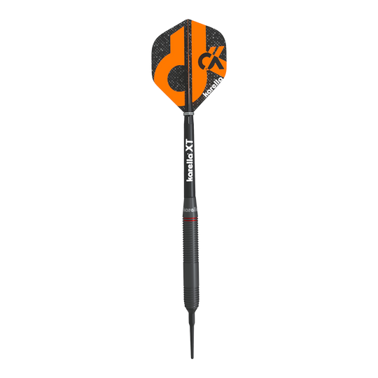 Karella Daniel Klose soft darts Das Bild zeigt einen Softdart der Marke Karella, Modell Daniel Klose. Der Dartpfeil hat eine schwarze Spitze und ein schwarzes Flight mit orangefarbenem Design und dem Karella-Logo.