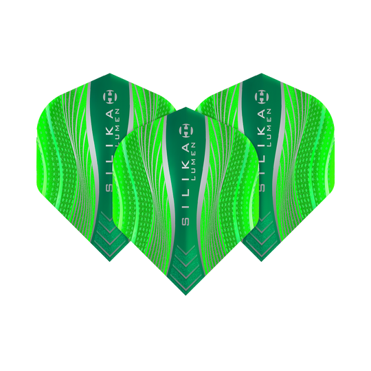 HR63_Harrows_Silika_Lumen_Green_No2_Standard_Flights_1VYF19BE5aETts Das Bild zeigt drei grüne Harrows Silika Lumen No2 Standard Flights. Die Flights haben ein modernes Muster mit weißen und grünen Linien sowie der Aufschrift "SILIKA LUMEN".