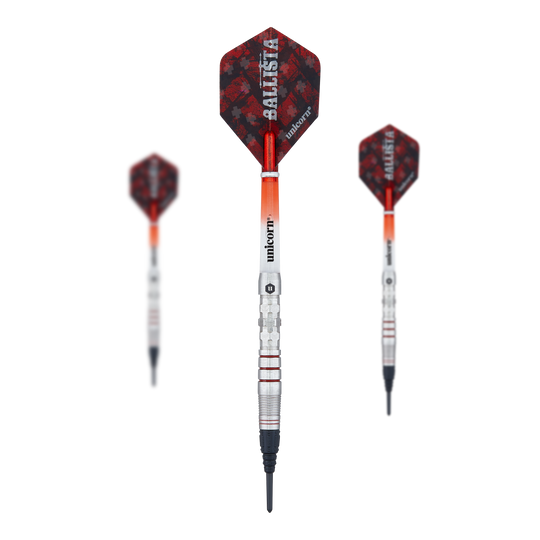 Unicorn Ballista Style 3 soft darts Das Bild zeigt drei Softdarts des Produkts „Unicorn Ballista Style 3“. Die Darts haben rote Flights mit Muster und silberne Schäfte.