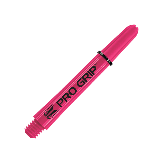 110856_Target_Pro_Grip_Shafts_Pink_41mm_2 Das Bild zeigt einen pinken Pro Grip Dartshaft mit schwarzer Aufschrift. Der Hintergrund ist ebenfalls pink mit diagonalen Linien.