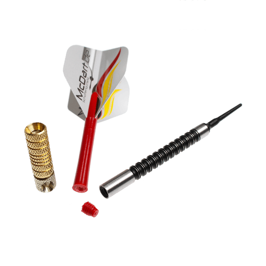 McDart Shaftrestentferner Das Bild zeigt den McDart Shaftrestentferner zusammen mit einem zerlegten Dartpfeil. Die Einzelteile liegen übersichtlich nebeneinander auf weißem Hintergrund.