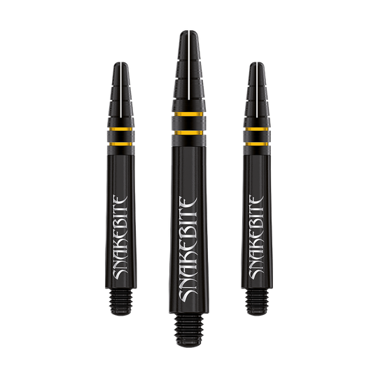 Das Bild zeigt drei schwarze Dartschäfte mit gelben Ringen und der Aufschrift "Snakebite". Es handelt sich um die Red Dragon Nitrotech Peter Wright Shafts Schwarz in 39mm Länge.