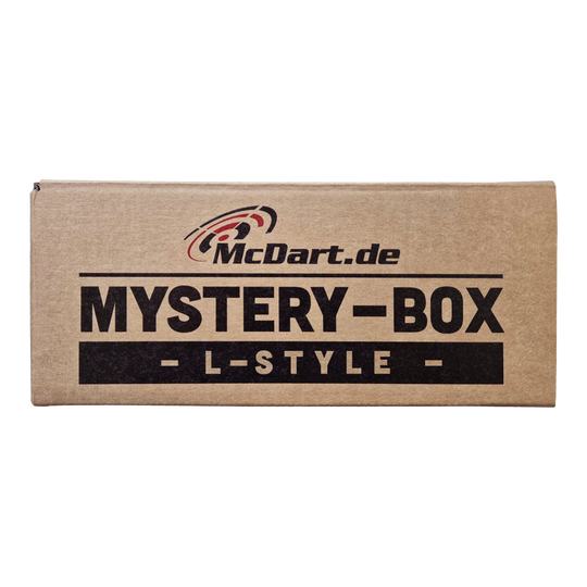 Auf dem Bild ist eine braune Box mit der Aufschrift "McDart.de Mystery-Box - L-Style -" zu sehen. Die Box sieht verschlossen aus und weckt Neugier auf den Inhalt.