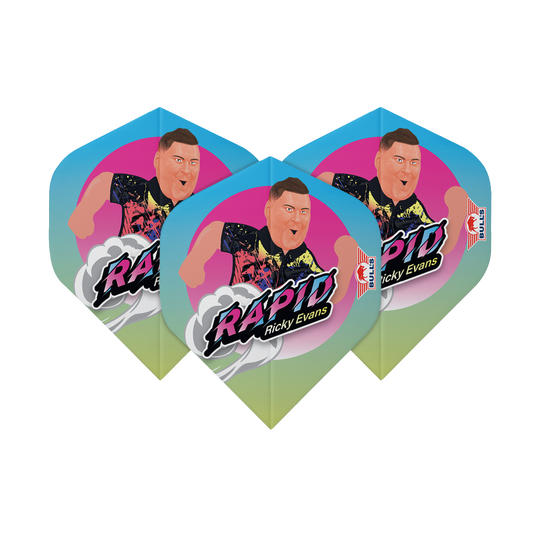 Bulls NL Player 100 Ricky Evans Cartoon No2 Standard Flights Das Bild zeigt drei Dart-Flights mit einem bunten Cartoon-Bild von Ricky Evans und dem Schriftzug "Rapid Ricky Evans". Die Flights haben einen blauen, pinken und gelben Farbverlauf und das Bulls-Logo an der Seite.