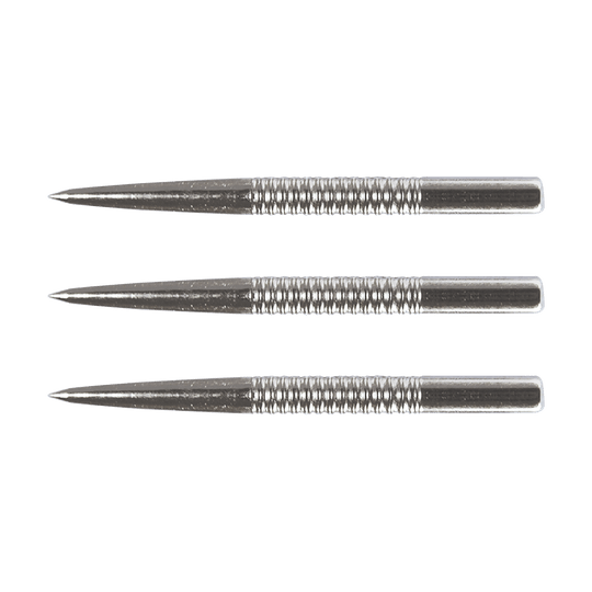Das Bild zeigt drei silberne Winmau Steeldart-Spitzen mit Rillenmuster, jeweils 32 mm lang. Die Spitzen sind nebeneinander aufgereiht und haben ein glänzendes, metallisches Aussehen.