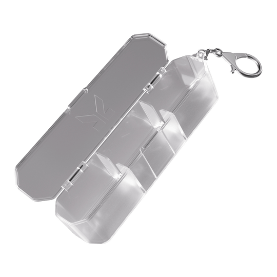 Target K-Flex K-Case Flight Box Die Abbildung zeigt das Produkt "Target K-Flex K-Case Flightbox". Es handelt sich um eine transparente Kunststoffbox mit Fächern und einem Karabinerhaken zur Befestigung.
