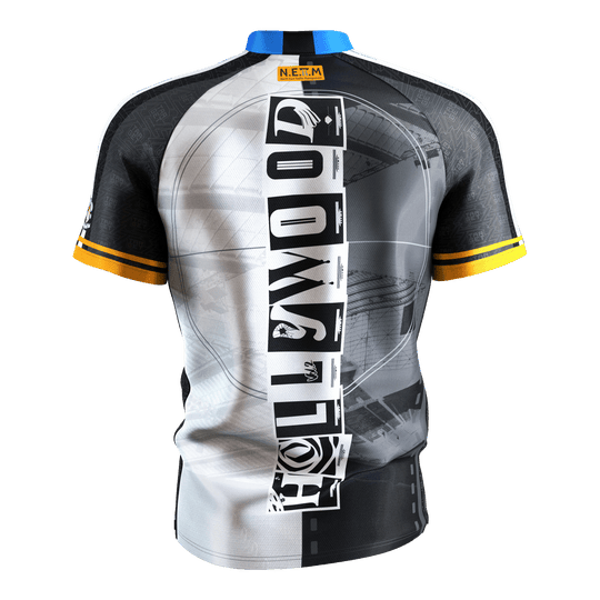 Das Bild zeigt das Dartshirt "Target Coolplay Chris Dobey 2025" von hinten. Das Shirt hat ein auffälliges schwarz-weißes Design mit gelben Streifen an den Ärmeln und einem senkrechten Schriftzug in der Mitte.