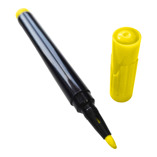 Auf dem Bild ist ein gelber Boardmarker mit abgenommener Kappe zu sehen. Der Stift liegt schräg, während die gelbe Kappe daneben steht.