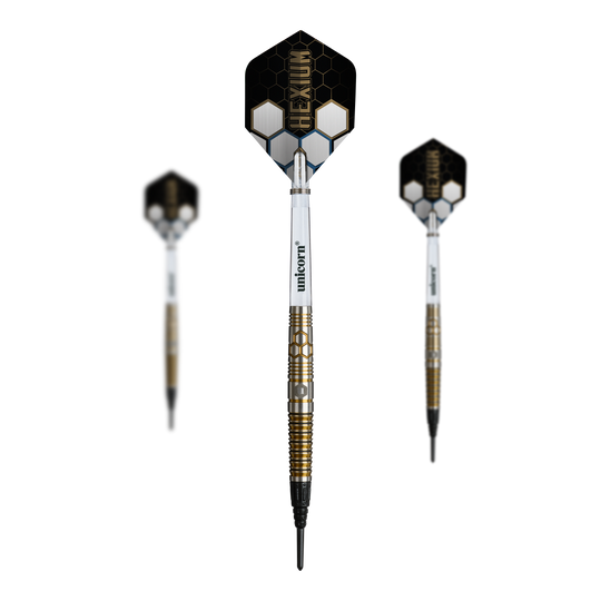 Hier ist ein Set der Unicorn Hexium Style 03 Gold & Black Softdarts zu sehen. Das Set wiegt 23g und besticht durch die Gold-Schwarz-Optik.