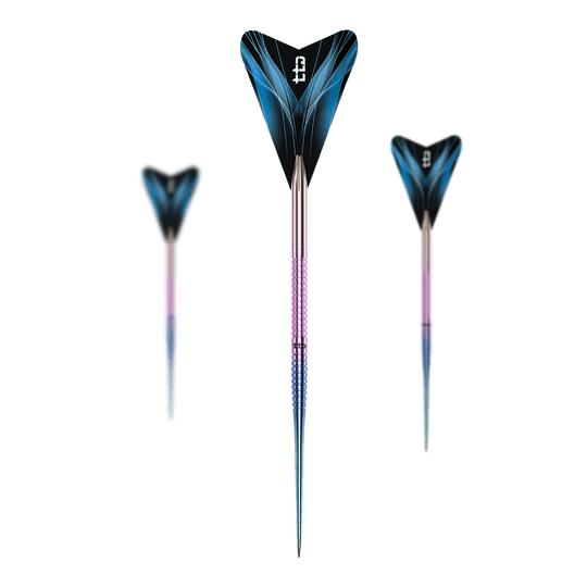 Caliburn TTD Complete Titanium T1 Rainbow Steeldarts - 5g Dies ist ein Set des Caliburn TTD Complete Titanium T1 Rainbow Steeldarts - 5g. Mehrere Dartpfeile mit regenbogenfarbenem Design sind zu sehen.