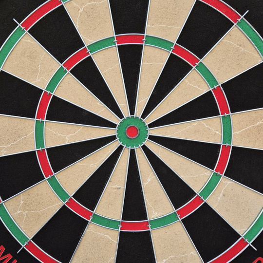 Auf dem Bild ist eine Steeldartscheibe mit farbigen Segmenten in Rot, Grün, Schwarz und Beige zu sehen. Es handelt sich um das Produkt "Target Dimitri Van Den Bergh Steeldartboard Set".