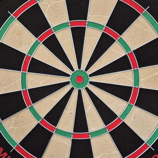 Target Dimitri Van Den Bergh steel dartboard set Abgebildet ist ein weiteres Target Dimitri Van Den Bergh Steeldartboard Set. Die Komponenten sind nebeneinander angeordnet.