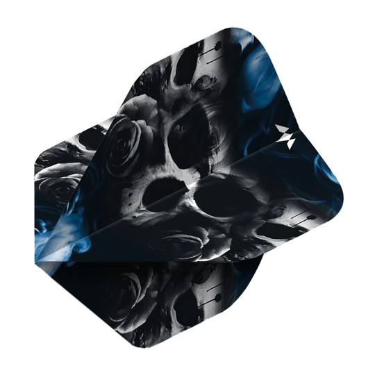 Das Bild zeigt einen Dart-Flügel aus der Serie "Mission Solo Shaun McDonald No2 Standard Flights". Das Design ist in dunklen Farben gehalten und zeigt Totenköpfe sowie Rosen mit blauen Akzenten.