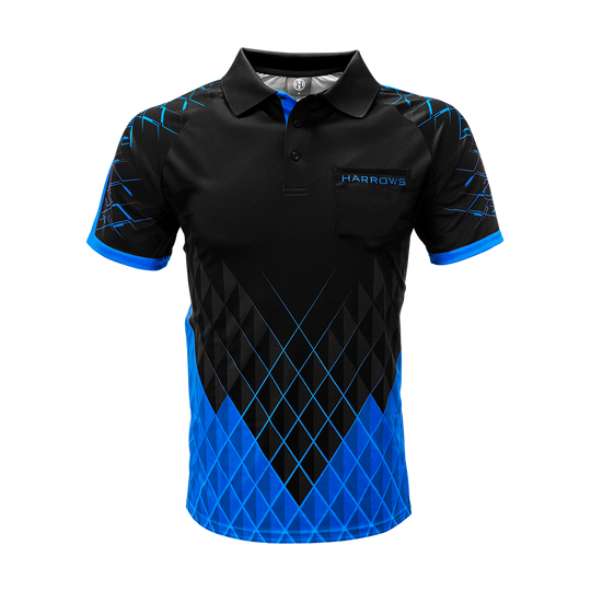HRS-26135_Harrows_Paragon_Dartshirt_Blau_1 Das Bild zeigt das Harrows Paragon Dartshirt in Blau. Das Shirt hat ein modernes, schwarzes Design mit blauen geometrischen Mustern und einem Kragen.