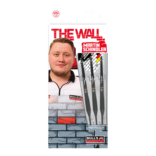 Auf dem Bild ist die Verpackung der "Bulls Martin Schindler The Wall Black Brass Steeldarts" zu sehen. Auf der Vorderseite sind das Produkt, ein Porträt von Martin Schindler und das Markenlogo abgebildet.