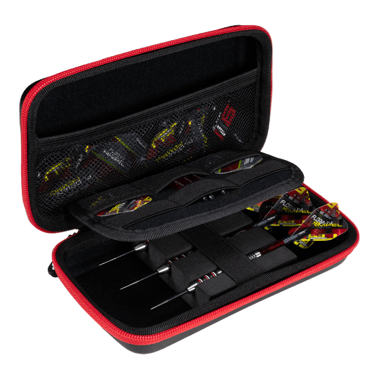 Winmau Florian Hempel Tour Edition dart case Das Bild zeigt das Winmau Florian Hempel Tour Edition Dartcase, das geöffnet und mit Darts sowie Zubehör bestückt ist. Die Darttasche hat einen schwarzen Innenraum mit Netzfächern und wird von einem roten Reißverschluss umrandet.