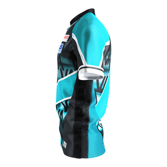 Das Bild zeigt das Target Coolplay Rob Cross 2025 Dartshirt. Das Shirt hat ein auffälliges Design in Türkis, Schwarz und Weiß.