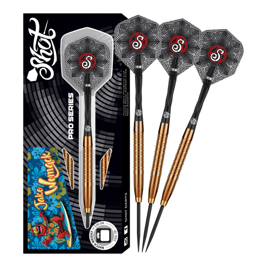 Das Bild zeigt das Produkt "Shot Pro Series Jake Womack Steeldarts - 23g". Drei Steeldarts mit schwarz-goldenem Griff und verzierten Flights sind neben der Verpackung zu sehen.
