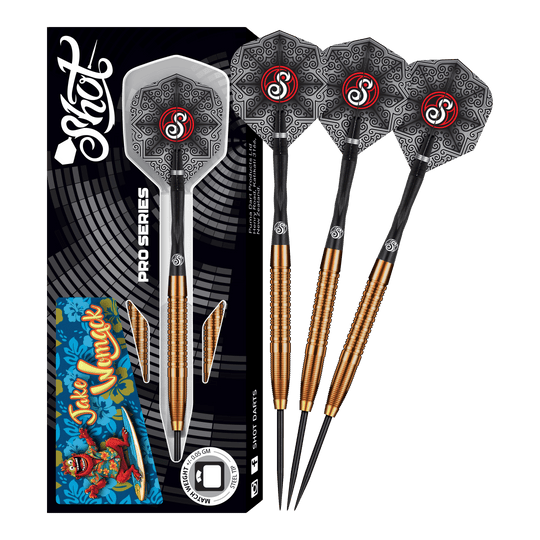 Shot Pro Series Jake Womack Steel Darts - 23g Das Bild zeigt das Produkt "Shot Pro Series Jake Womack Steeldarts - 23g". Drei Steeldarts mit schwarz-goldenem Griff und verzierten Flights sind neben der Verpackung zu sehen.