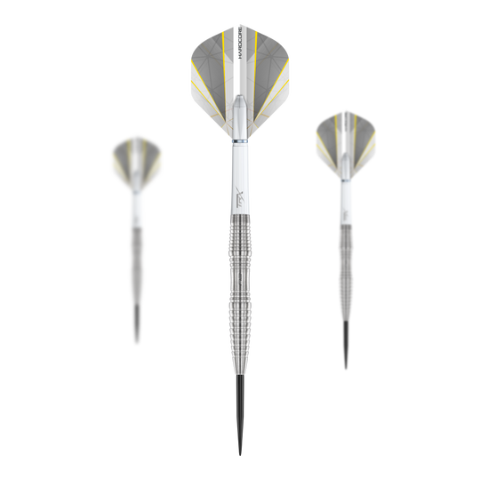 Red Dragon Seren 3 Pure Steeldarts Das Bild zeigt drei Red Dragon Seren 3 Pure Steeldarts. Die Darts haben silberne Spitzen und silbergraue Flights mit gelben Akzenten.
