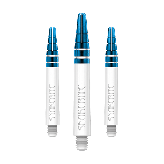 C802_Red_Dragon_Nitrotech_Peter_Wright_White_Blue_Shafts_39mm_1 Das Bild zeigt drei Dartschäfte in Weiß und Blau mit der Aufschrift "Snakebite". Es handelt sich um die Red Dragon Nitrotech Peter Wright Blue Shafts mit einer Länge von 39 mm.