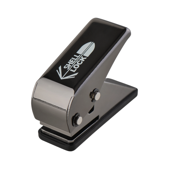 Das Bild zeigt einen schwarzen L-Style One80 Shell Lock Punch Flightlocher. Er wird verwendet, um kleine Löcher in Dart-Flights zu stanzen.