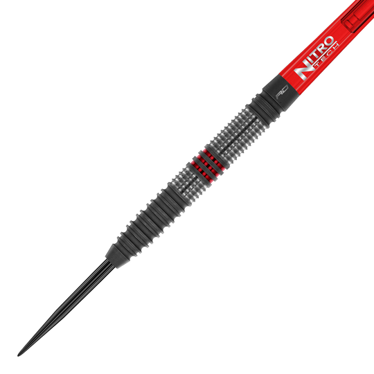 Red Dragon Jonny Clayton Hiraeth steel darts Das Bild zeigt einen Steeldart namens "Red Dragon Jonny Clayton Hiraeth". Der Dart hat ein geriffeltes Griffstück mit schwarzen und roten Akzenten sowie einen roten Schaft mit der Aufschrift "Nitro Tech".
