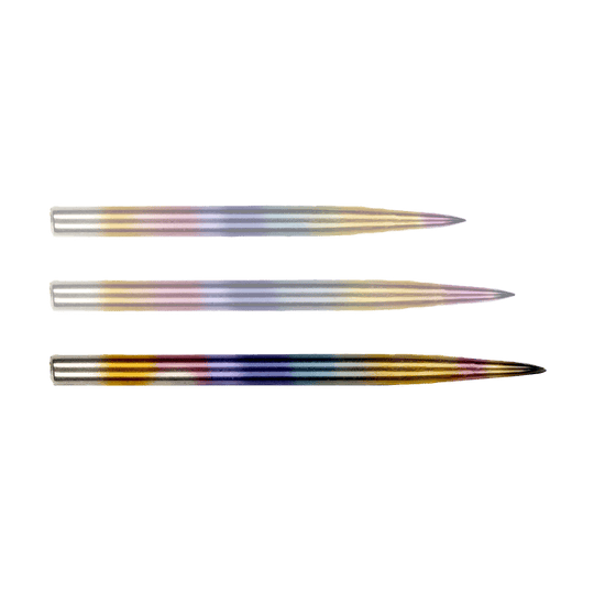 Auf dem Bild sind drei Dartspitzen aus Stahl zu sehen. Sie haben eine schöne Regenbogenfärbung entlang der gesamten Länge.