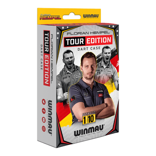 Winmau Florian Hempel Tour Edition dart case Die Verpackung zeigt das Produkt "Winmau Florian Hempel Tour Edition Dartcase". Auf der Vorderseite sind Bilder von Florian Hempel und der Hinweis auf eine Kapazität von 110 Darts abgebildet.