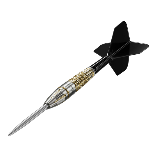 Das Bild zeigt einen Target Black Marque Warrior Swiss Point Steeldart. Der Dart hat eine silberne Spitze, einen gold-silbernen Griff und schwarze Flights.