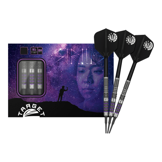 Target Japan Prime Series Yuta Hayashi Sirius GEN3 MAX Soft Darts - 21.5g Das Bild zeigt die "Target Japan Prime Series Yuta Hayashi Sirius GEN3 MAX Softdarts - 21,5g" vor einer Verpackung mit einem Weltraum-Motiv. Drei Darts sind neben der Box zu sehen, die schwarze Flights und ein silber-lila Design haben.