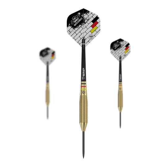 Das Bild zeigt drei Steeldarts mit goldfarbenem Griff und schwarzen Spitzen aus der Serie "Bulls Martin Schindler The Wall Brass Steeldarts". Die Flights haben ein Ziegelstein-Design mit den Farben der deutschen Flagge.