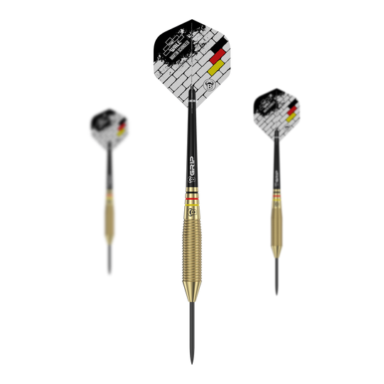 Bulls Martin Schindler The Wall Brass Steeldarts Das Bild zeigt drei Steeldarts mit goldfarbenem Griff und schwarzen Spitzen aus der Serie "Bulls Martin Schindler The Wall Brass Steeldarts". Die Flights haben ein Ziegelstein-Design mit den Farben der deutschen Flagge.