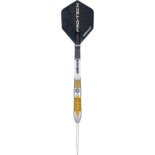 27706_Unicorn_Pro-Tech_Style1_Steeldarts_11NLPN2opwLKDl Auf dem Bild ist ein moderner Steeldartpfeil mit metallic-goldenem Griff und silberner Spitze zu sehen. Die schwarze Flightscheibe trägt die Aufschriften "PRO-TECH" und "unicorn".