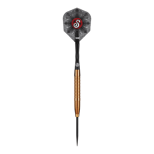 Shot Pro Series Jake Womack Steel Darts - 23g Das Bild zeigt den Shot Pro Series Jake Womack Steeldart mit einem Gewicht von 23 Gramm. Der Dart hat ein auffälliges schwarzes Flight-Design und einen goldfarbenen, gerillten Barrel.