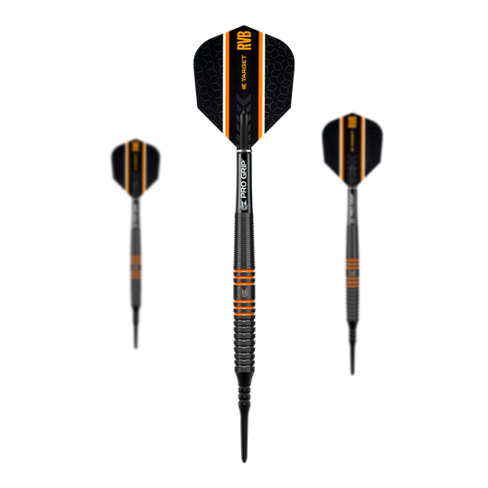 Target RVB 80% Black Tungsten Softdarts Das Bild zeigt drei schwarze Softdarts der Marke Target RVB 80% Black Tungsten. Die Darts haben orangene Akzente und die Flights sind mit dem Schriftzug "RVB" versehen.