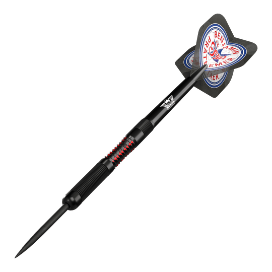 Das Bild zeigt einen Steeldart der Marke "Bulls NL Benjamin Pratnemer" mit einem Gewicht von 20 Gramm. Der Dart ist schwarz mit roten Akzenten und hat einen Flight mit dem Namen "Benjamin Pratnemer" darauf.