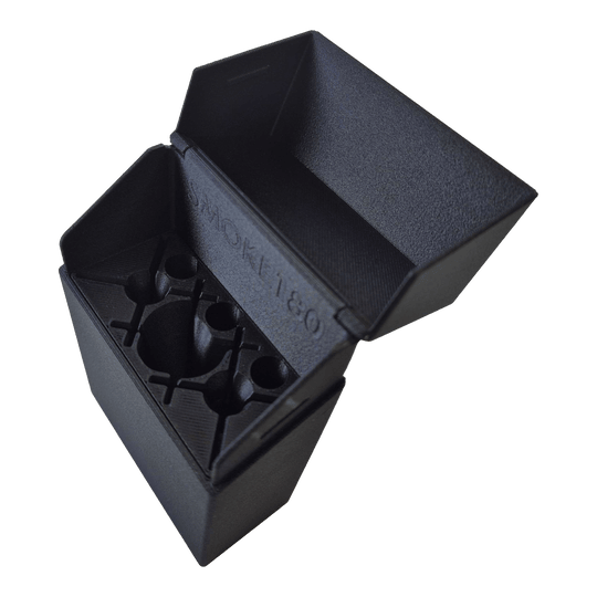 Smoke 180 Dart Case with Custom Design - Black Vorderansicht des Smoke 180 Dartcase mit eigenem Design. Die schwarze Oberfläche und die kompakte Form sind deutlich.