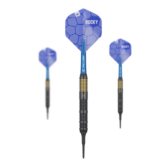 Target Josh Rock Brass Soft Darts - 18g Das Bild zeigt drei Softdarts des Modells "Target Josh Rock Brass Softdarts - 18g". Die Darts haben blaue Flights mit der Aufschrift "ROCKY" und einem schwarz-goldenen Barrel.