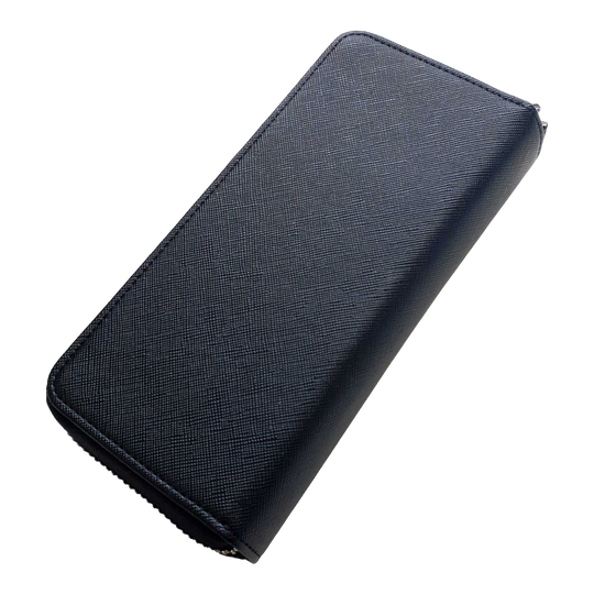 Das Bild zeigt ein elegantes, schwarzes Etui mit strukturierter Oberfläche. Es ist rechteckig geformt und wirkt stabil und hochwertig.