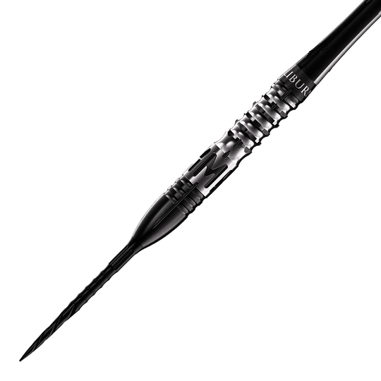 Caliburn Player MAK steel darts Das Bild zeigt einen Caliburn Player MAK Steeldart mit einem Gewicht von 23,5g. Der Dart ist schwarz-silber und hat ein modernes, geriffeltes Griffdesign.
