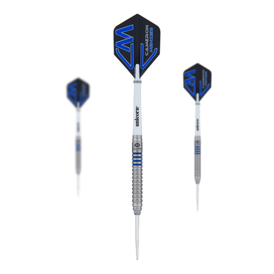 Unicorn Contender Camerion Menzies Steel Darts - 23g Das Bild zeigt drei Steeldarts des Modells "Unicorn Contender Cameron Menzies - 23g". Die Darts haben silberne Spitzen, weiße Shafts und blaue Flights mit dem Namen "Cameron Menzies".