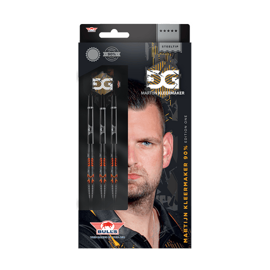 BU26223_BullsNL_Martijn_Kleermaker_90_Steeldarts_3 Das Bild zeigt die Verpackung der "Bulls NL Martijn Kleermaker 90% Steeldarts". Auf der Verpackung sind drei Darts und ein Foto von Martijn Kleermaker abgebildet.